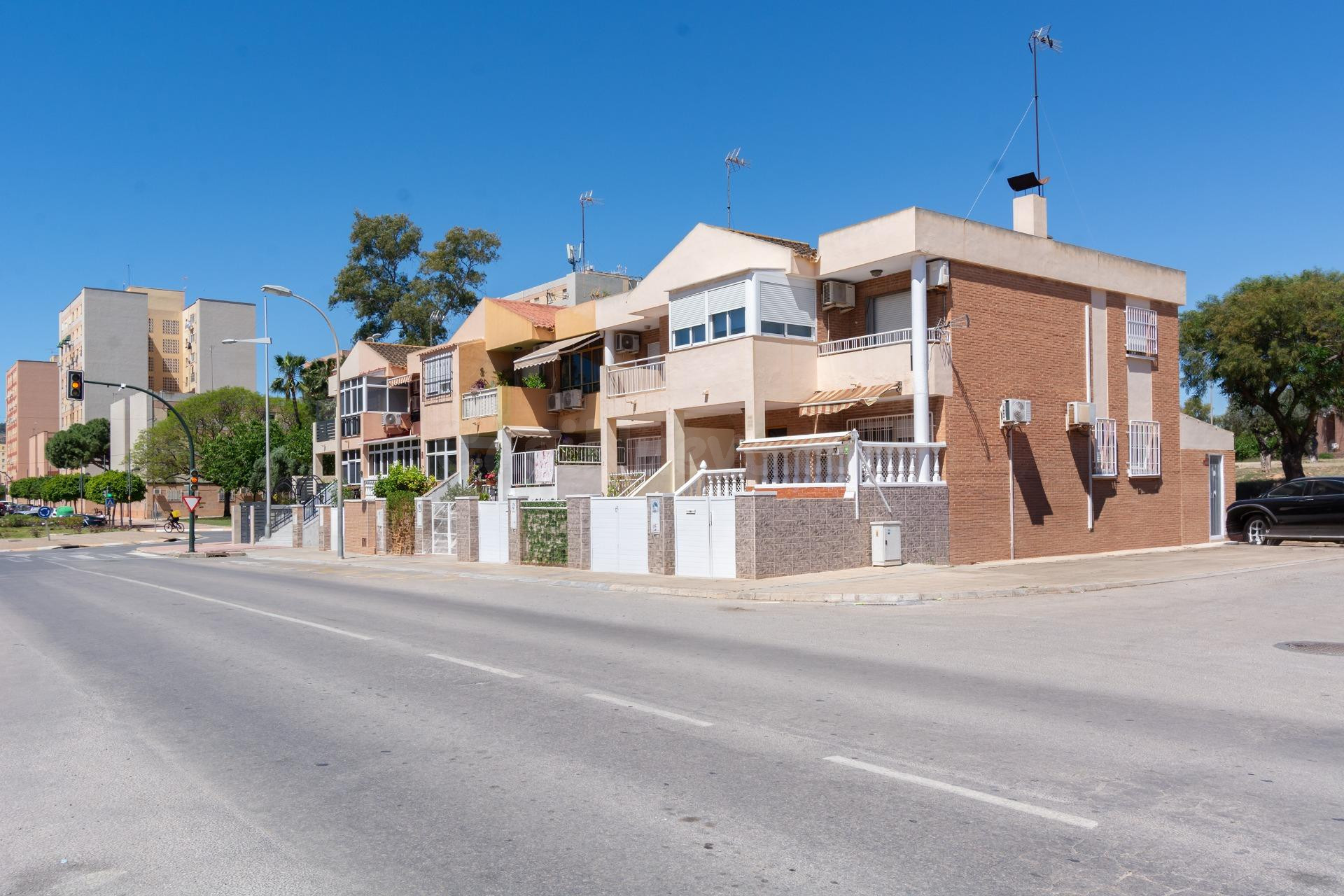 ¡Encantador Duplex Adosado en Cartagena!