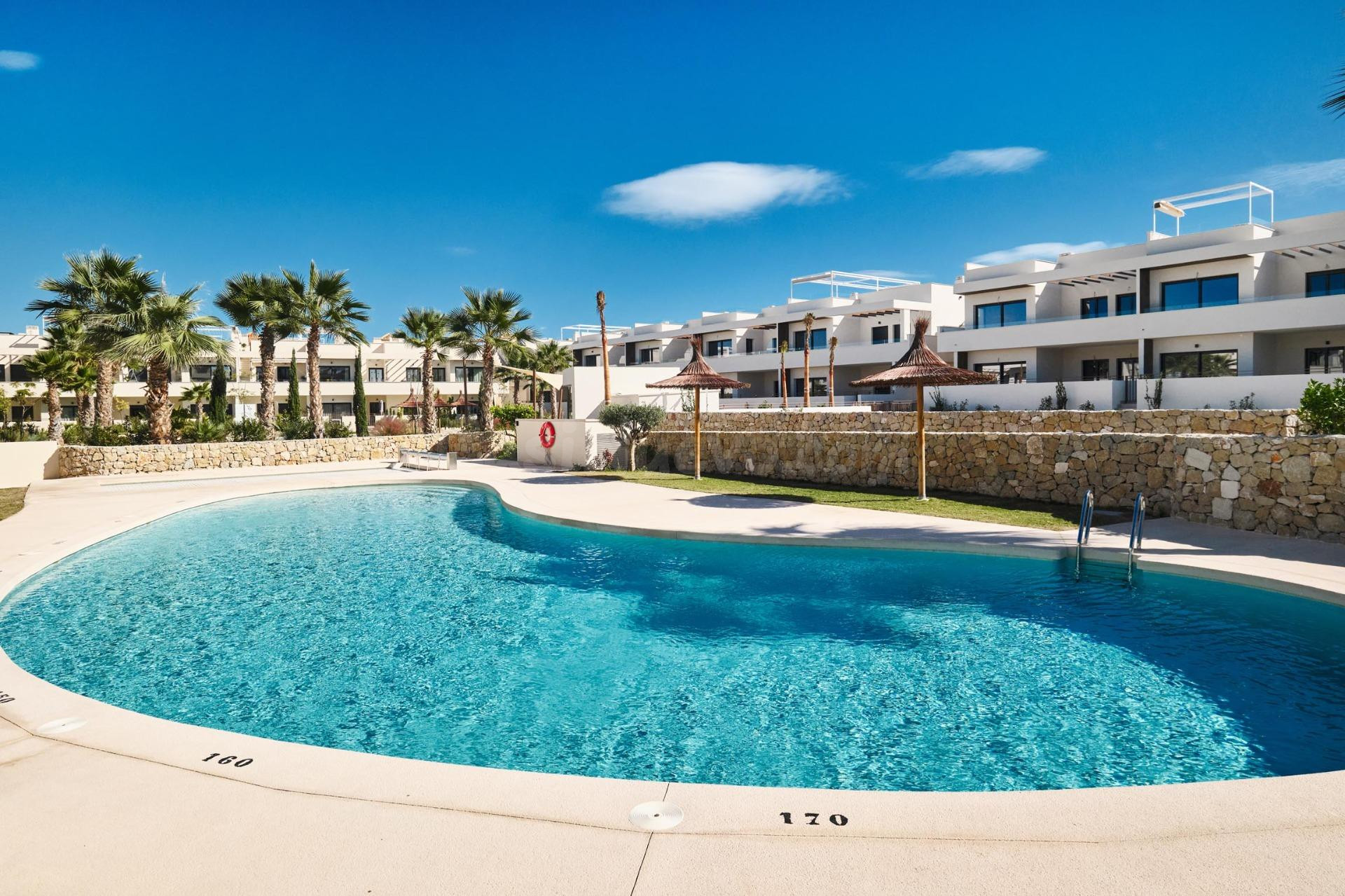 se vende un bungalo de 2 dormitorios y 2 baños de nueva construcion en comunidad con piscinas, garajes, zona BBK, y el jardin en Torrevieja