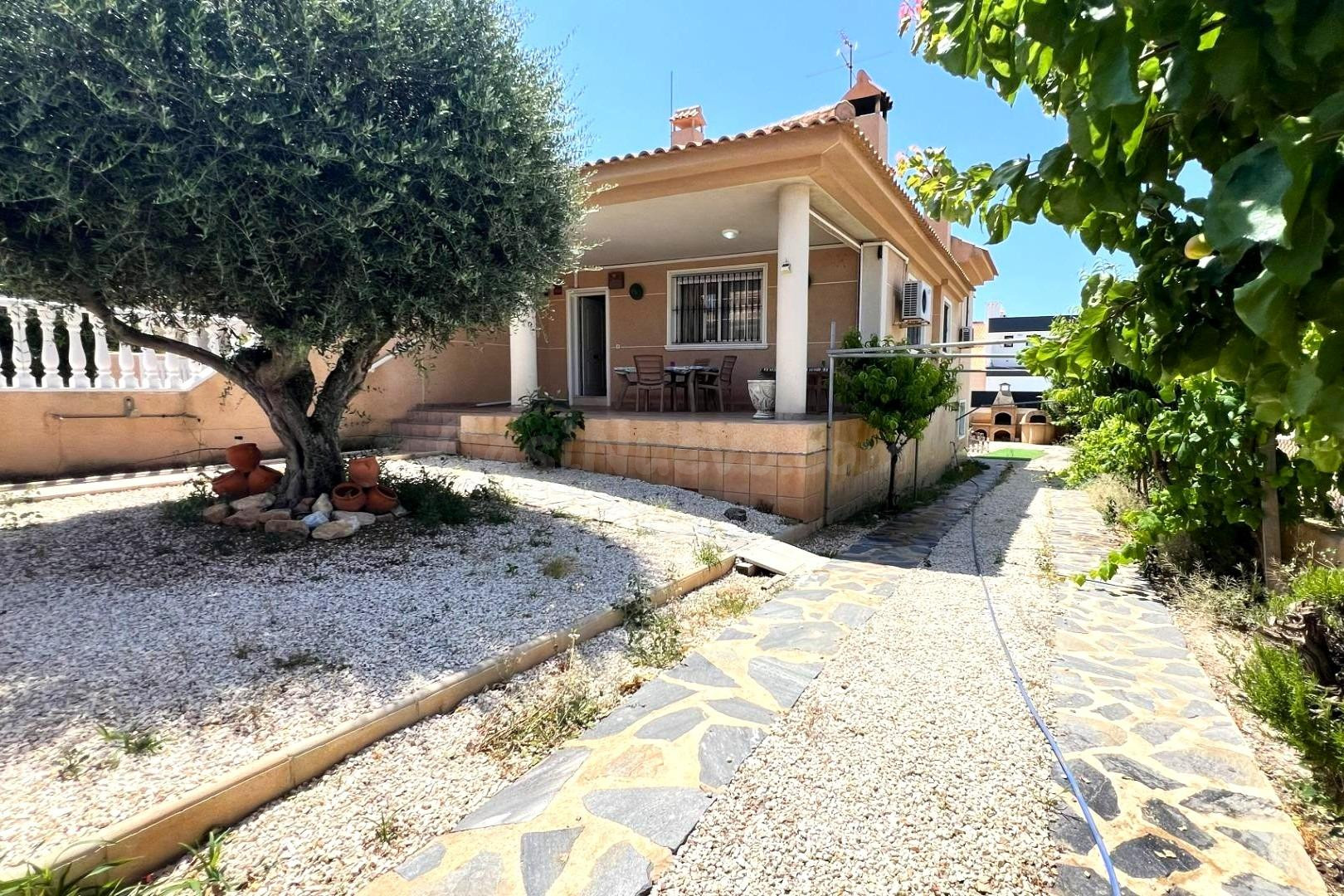 Maravilloso chalet pareado (aprox. 192 m2 + terrazas) con gran jardín y azotea en una de las zonas más exclusivas de Torrevieja.
