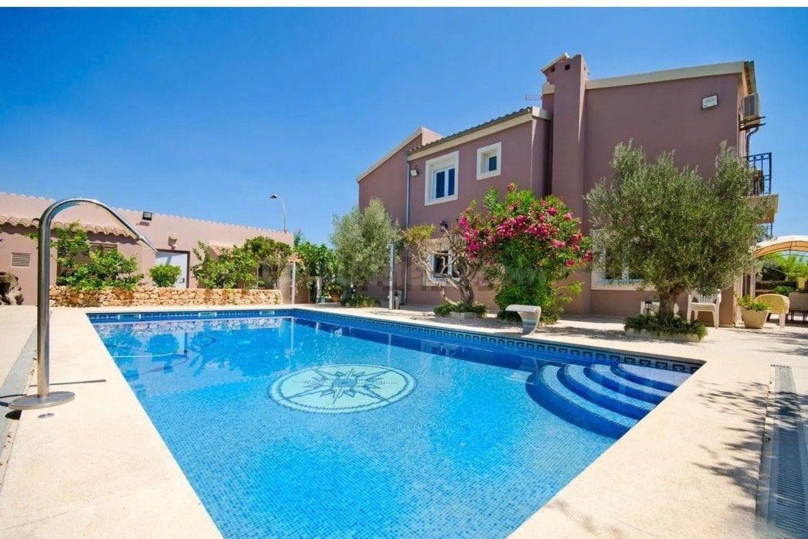 Exclusiva casa señorial con piscina y jardín en Manacor