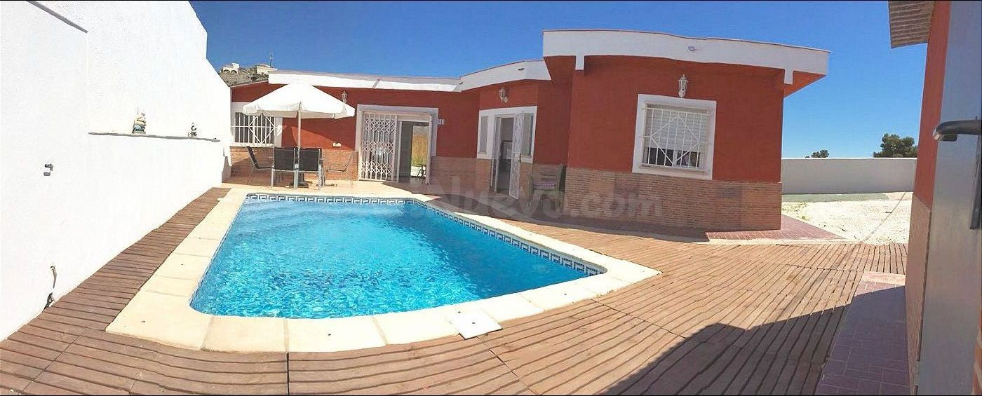 Chalet con dos dormitorios y piscina en Todosol