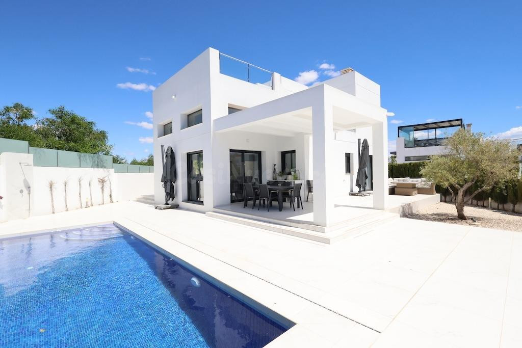 VILLA MODERNA EN CIUDAD QUESADA DE 3 DORM. 3 BAÑOS. CON PARCELA DE 689 M2.