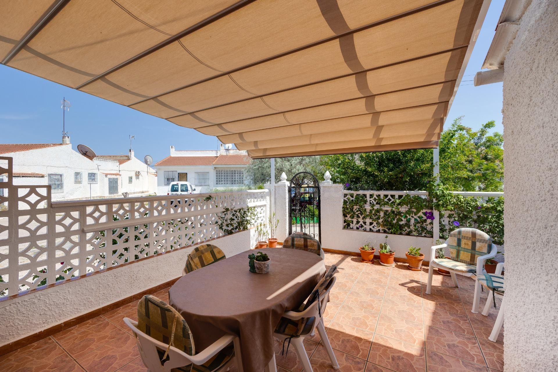 CASA EN VENTA EN TORREVIEJA CON JARDIN PRIVADO Y ORIENTACION SUR