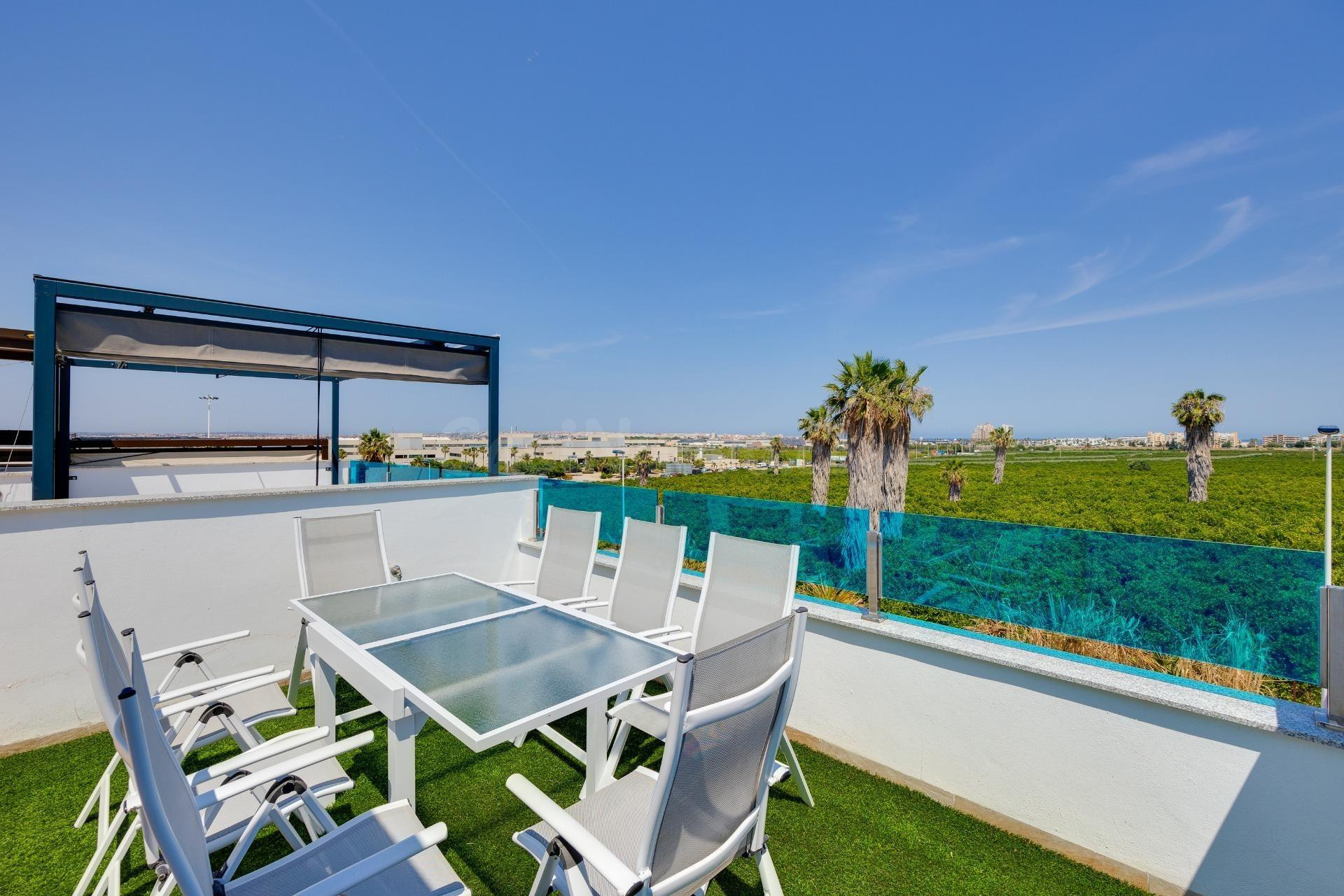 Maravillosa casa adosada moderna (construida en 2022, aprox. 98 m2 + terrazas) con 3 dormitorios, 3 baños, amplia terraza en la azotea y gran piscina comunitaria.