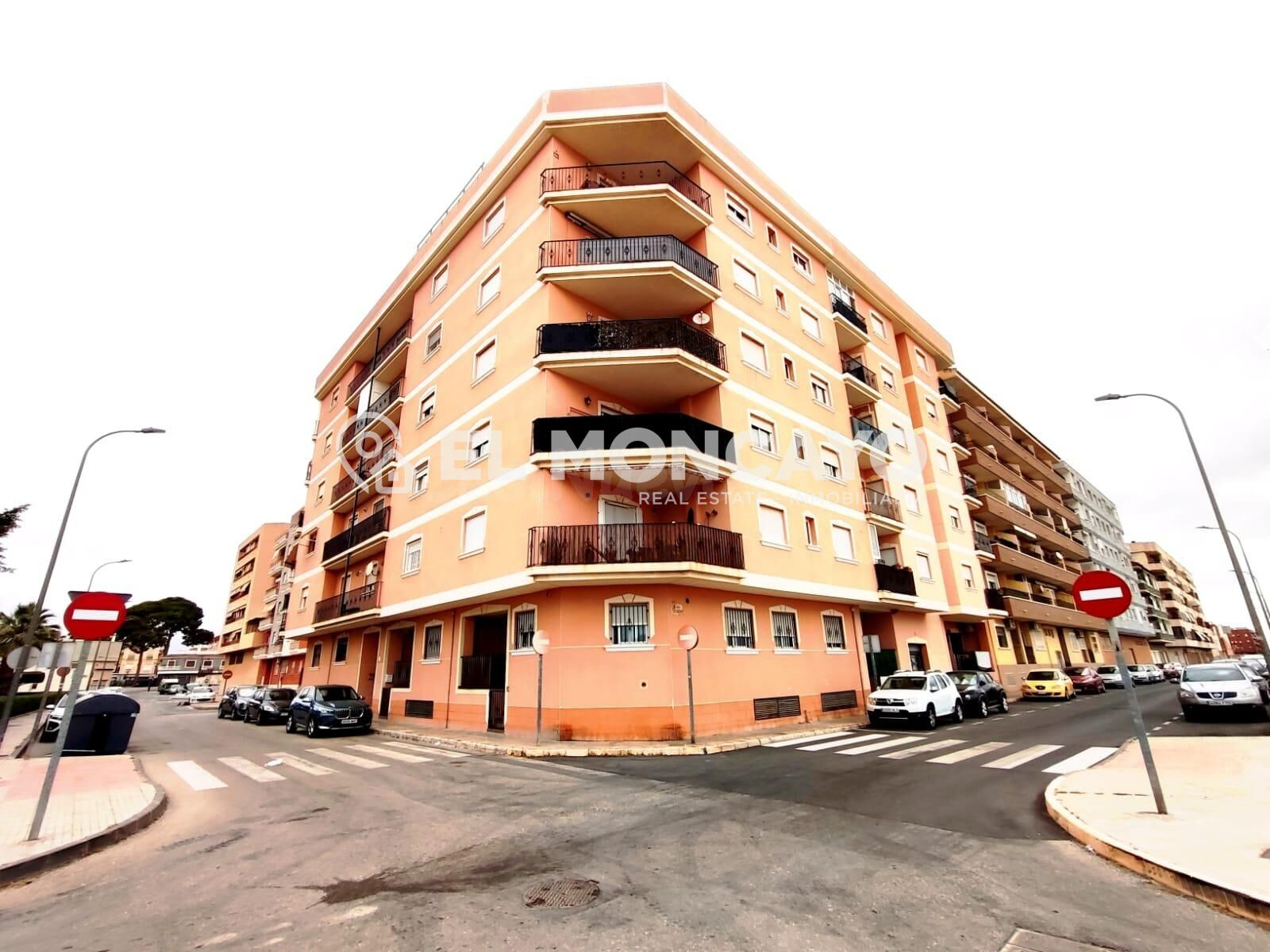 Fantástico apartamento en última planta con garaje y trastero a escasos metros del centro de Almoradí, Alicante