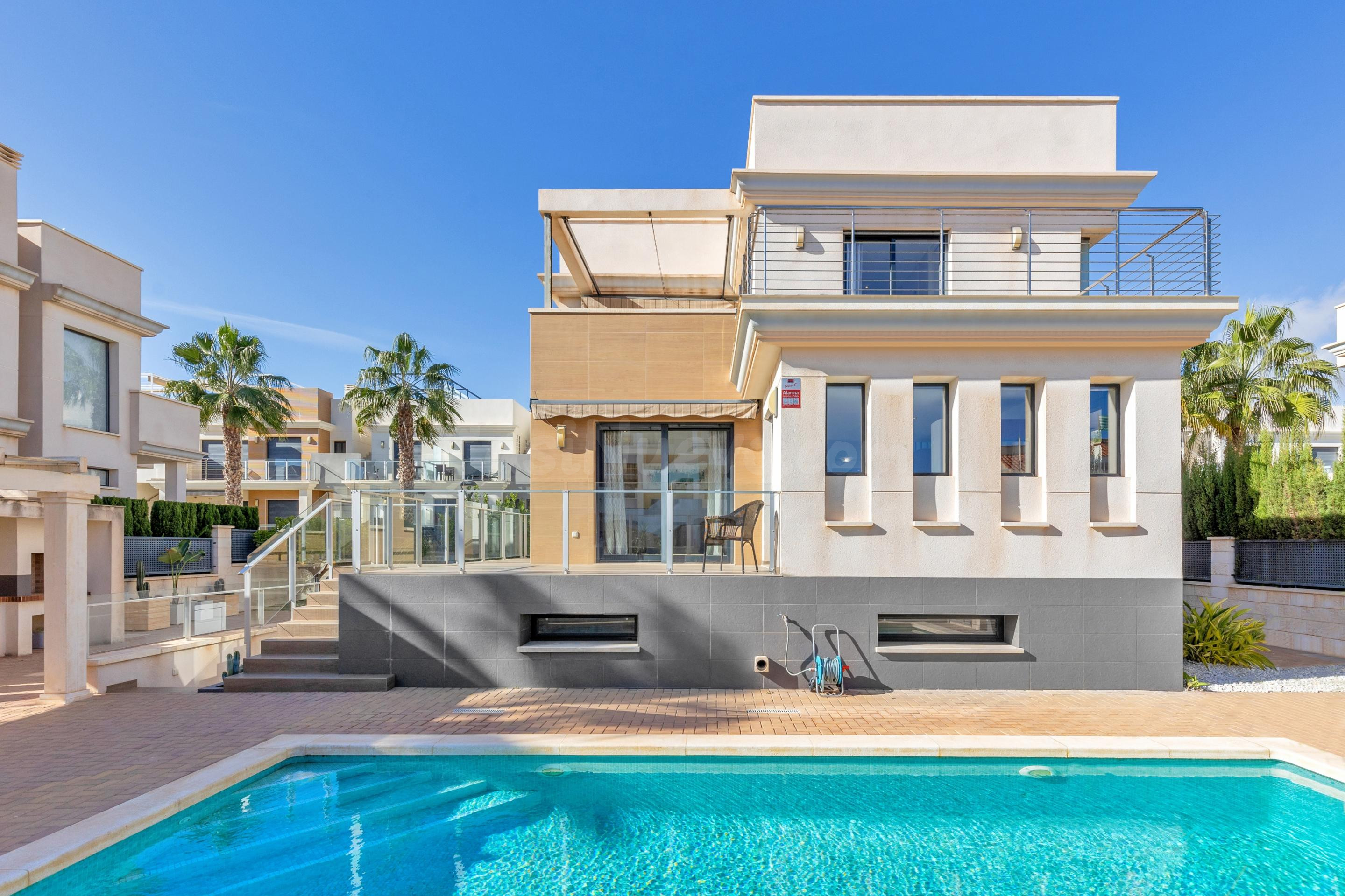 VILLA DE 5 DORMITORIOS Y 4 BAÑOS EN LA ZENIA (ORIHUELA COSTA)