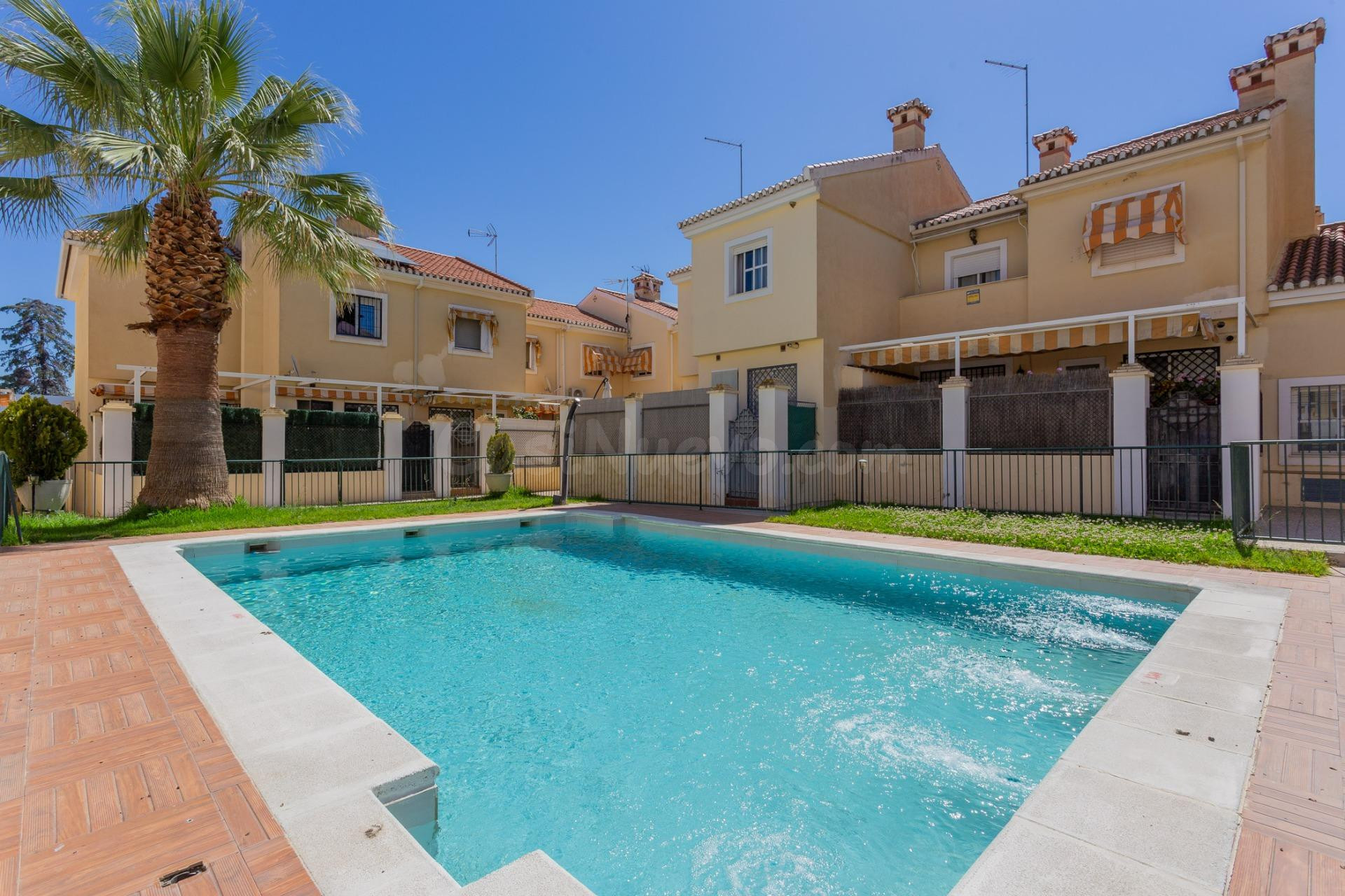 Amplia vivienda con patio, sótano y acceso a piscina en Alhendín