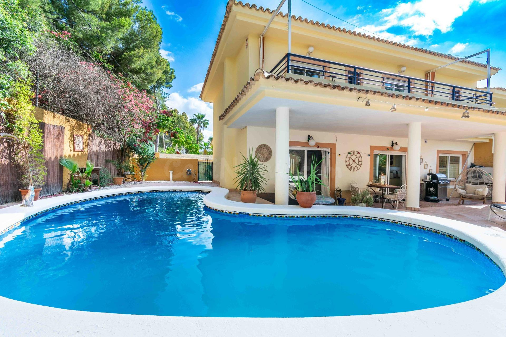 Chalet pareado de 4 habitaciones, piscina, garaje en el corazón del Albir