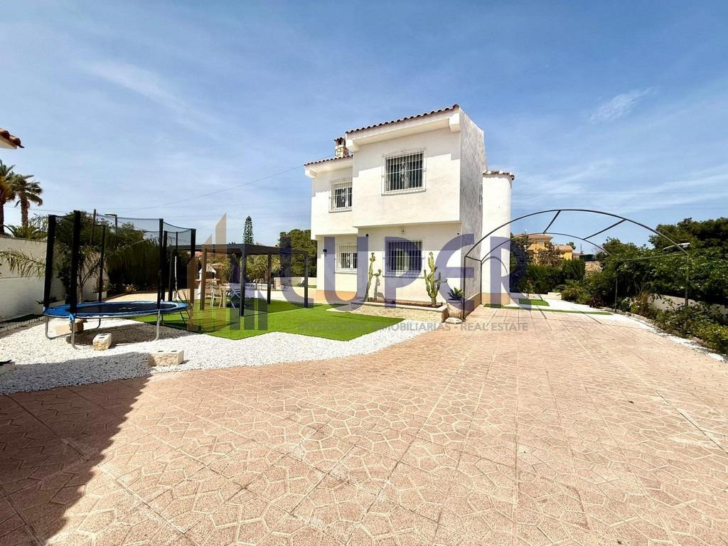 Luper presenta este magnífico chalet ubicado en la prestigiosa zona de Los Girasoles, en San Vicente del Raspeig.