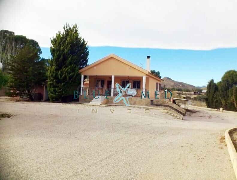 Finca con paneles solares, a 25 minutos de las playas.
