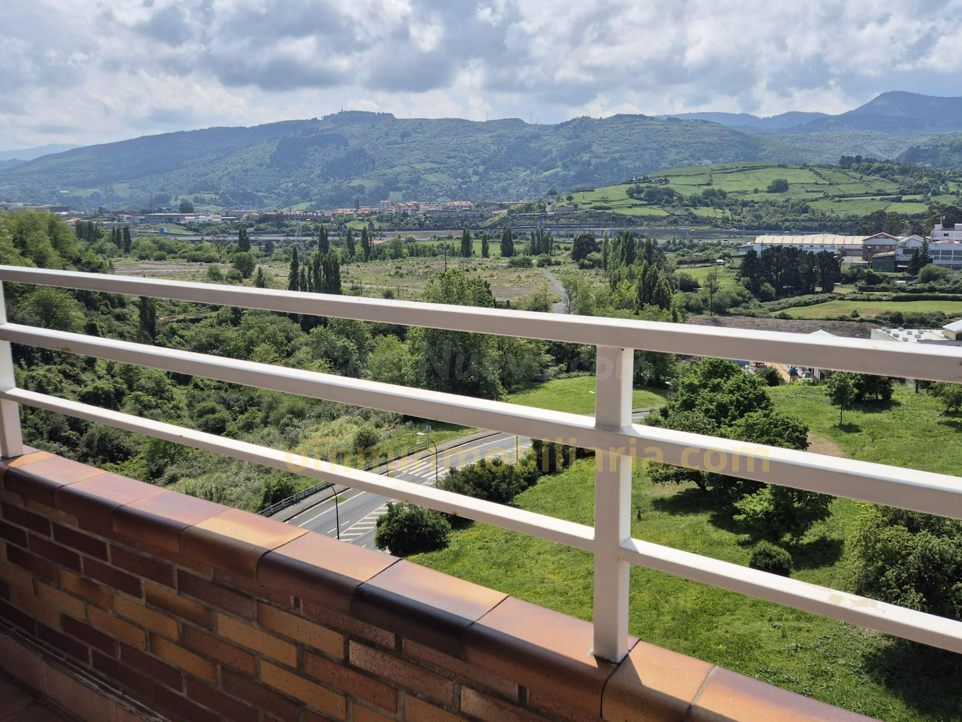 Se vende dúplex familiar con terraza, vistas despejadas, garaje y trastero en Santurtzi