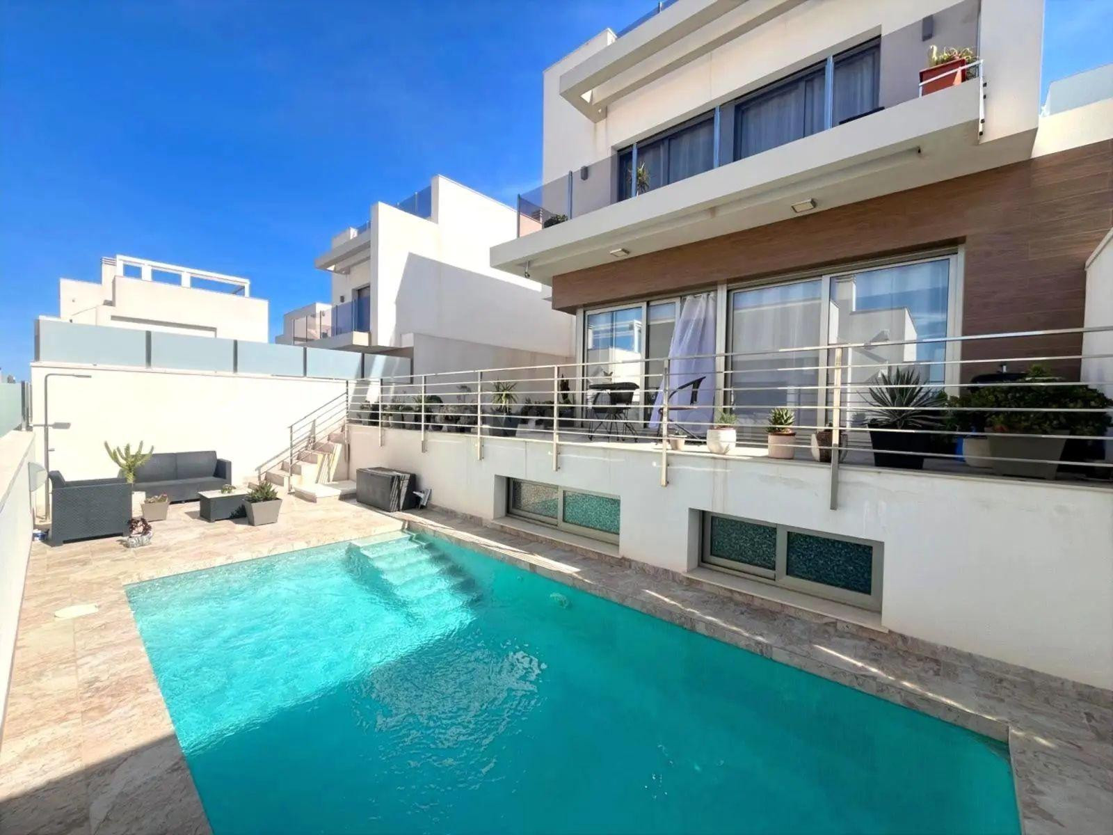 VILLA DE LUJO MODERNA CON PISCINA PRIVADA Y VISTAS A LA LAGUNA SALADA | VILLAMARTÍN, ORIHUELA COSTA