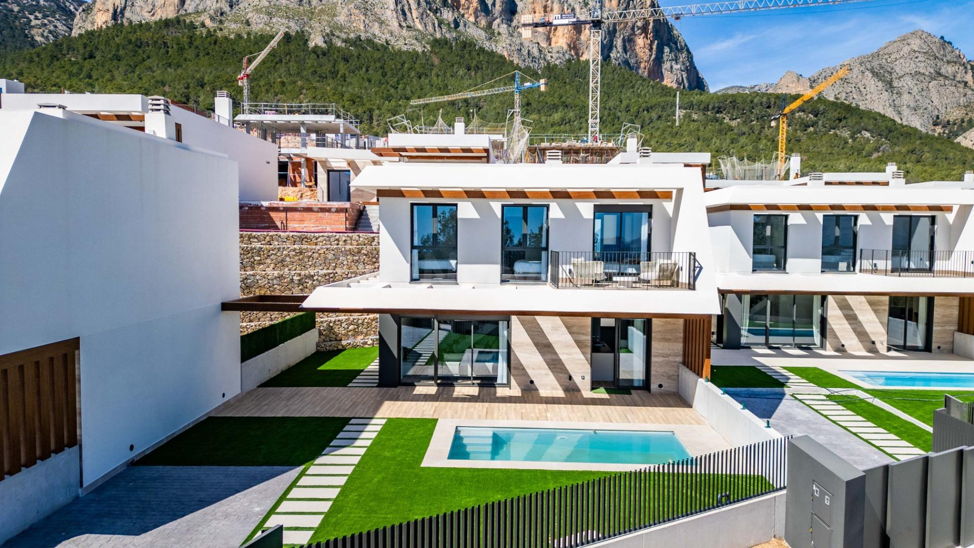 Villa de 4 dormitorios y 4 baños en Polop con vistas despejadas