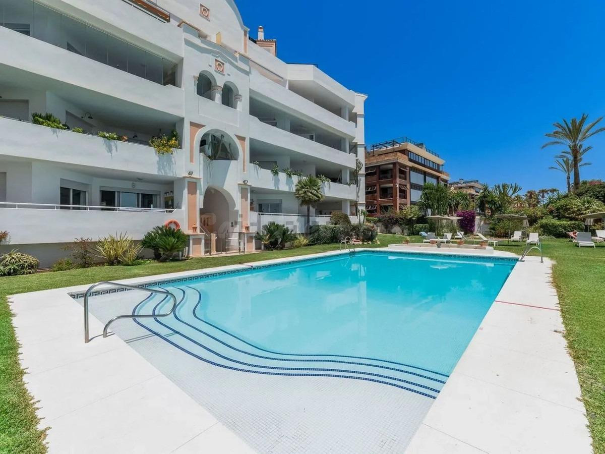 Apartamento en Primera Línea de Playa en Puerto Banús