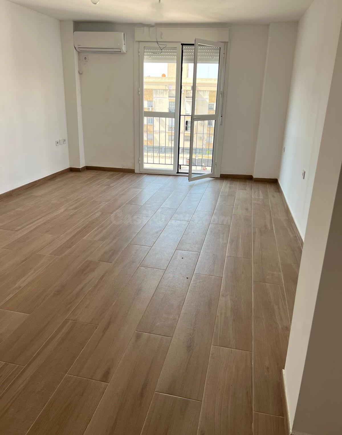 Centro San Lorenzo, cerca del Río. Excelente piso reformado de 2 habitaciones se alquila. Balcón a la calle.