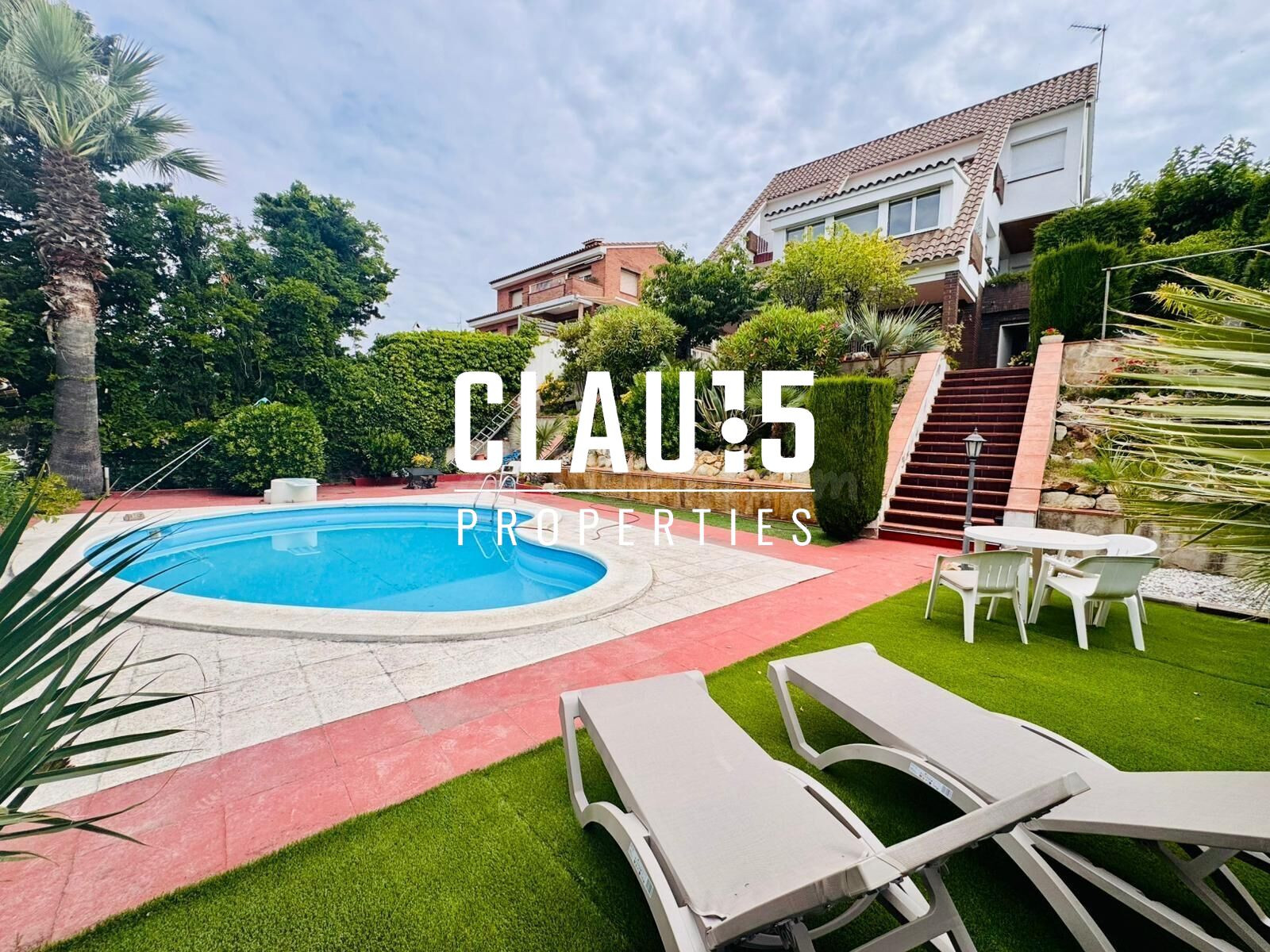 Exclusiva casa en venta con impresionantes vistas al mar, jardín privado y piscina en Canet de Mar