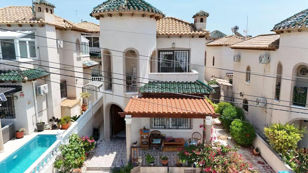 Villa independiente con amplio jardín – El Galán, Orihuela Costa