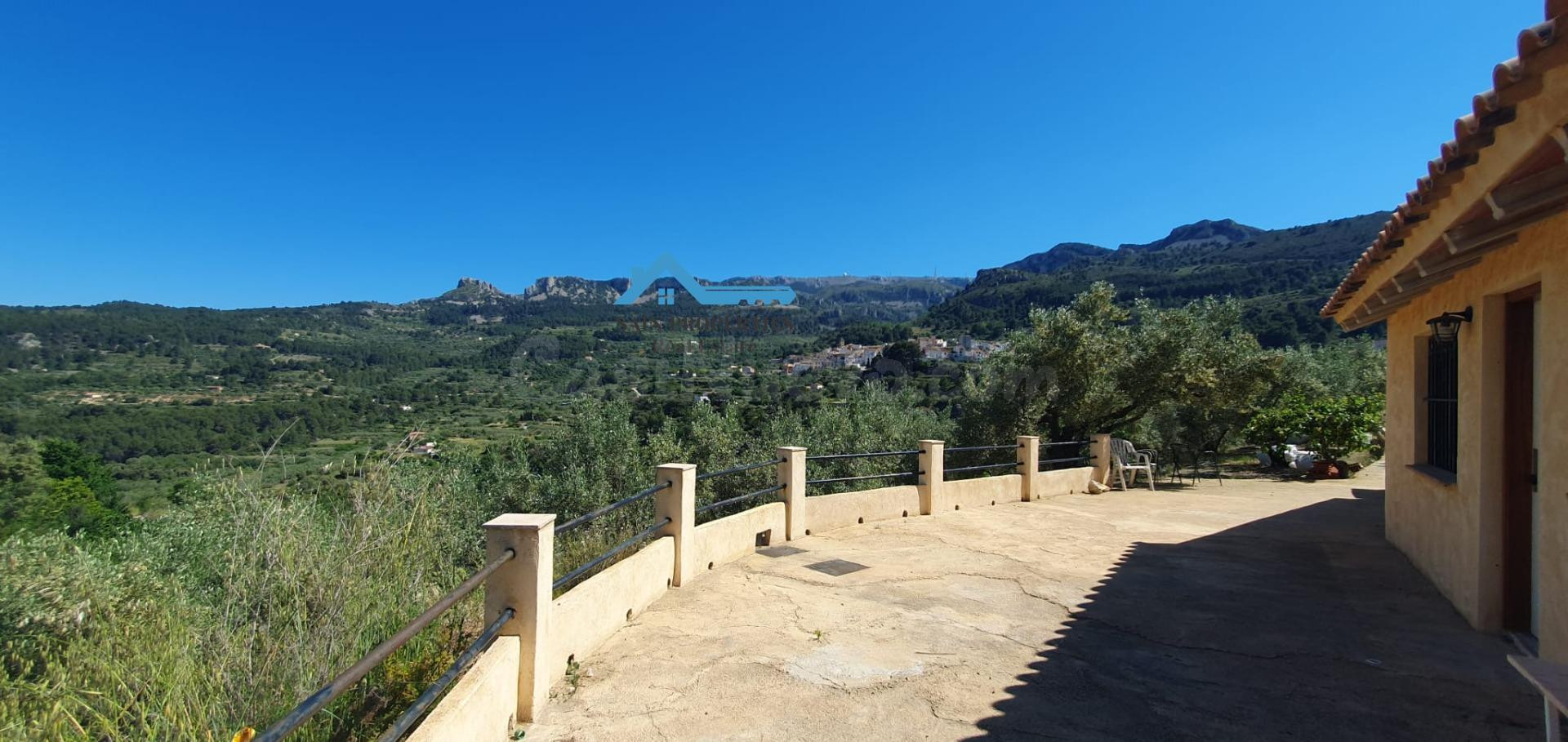 Casa de campo reformada con 12.000m2 de parcela de olivos en Confrides