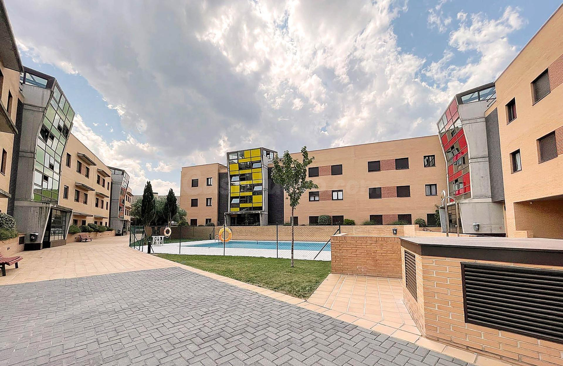 ESTUDIANTES! PISO MODERNO DE TRES habitaciones EN ALQUILER, CON TERRAZA Y PLAZA DE GARAJE EN VILLANUEVA DE LA CAÑADA