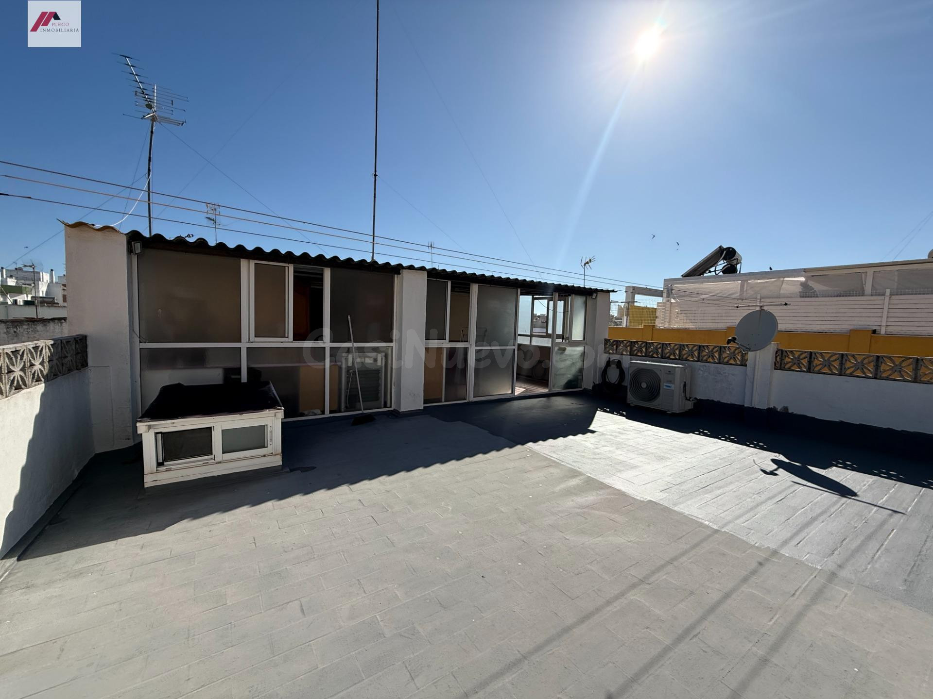 Casa en primera planta con azotea-solárium privativo en zona Plaza de Toros – Avenida Ejército
