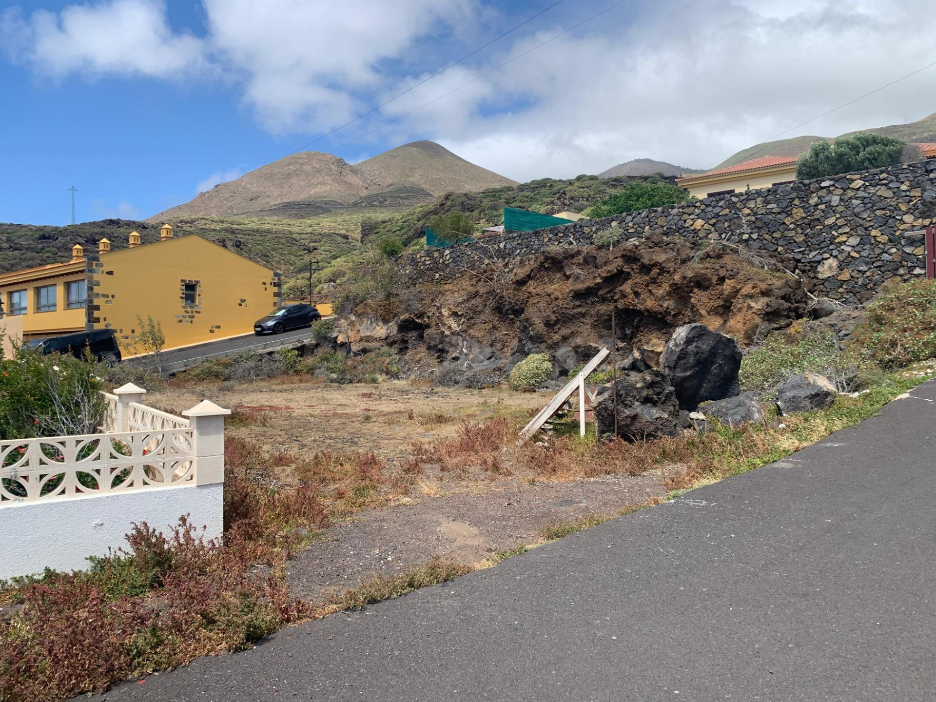 TERRENO URBANO EN LA CALETA, EL HIERRO – CON PROYECTO DE 8 VIVIENDAS UNIFAMILIARES