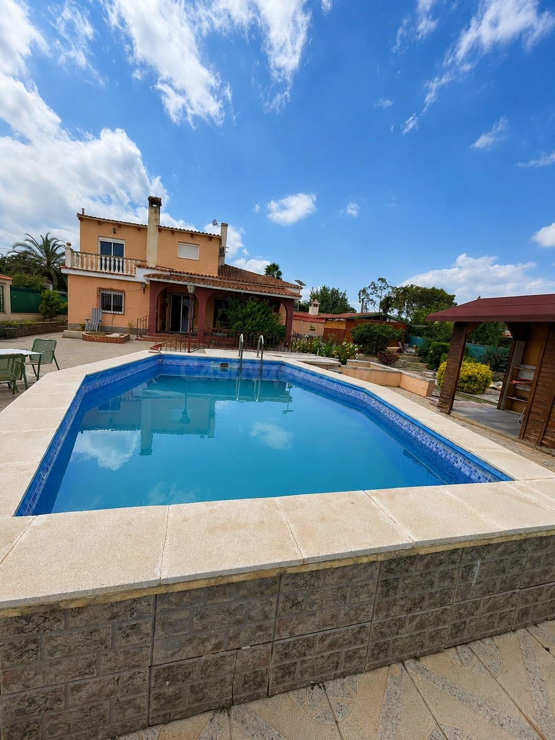 EXCLUSIVO CHALET INDEPENDIENTE CON PISCINA PRIVADA Y PARCELA DE 2.700 m2 EN VILAMARXANT