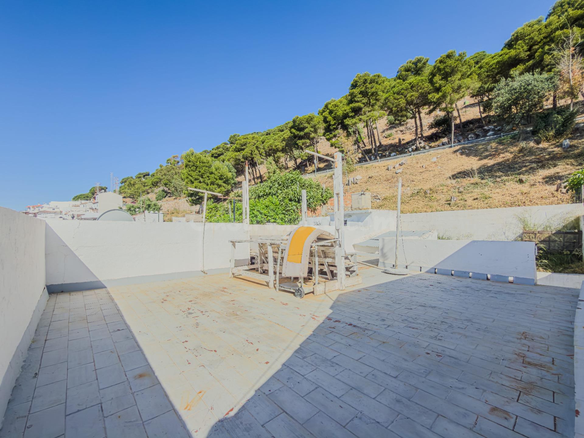 Casa adosada con gran potencial de reforma en Calle Calvario, Mijas Pueblo: proyecto de inversión con vistas, solárium y esencia andaluza