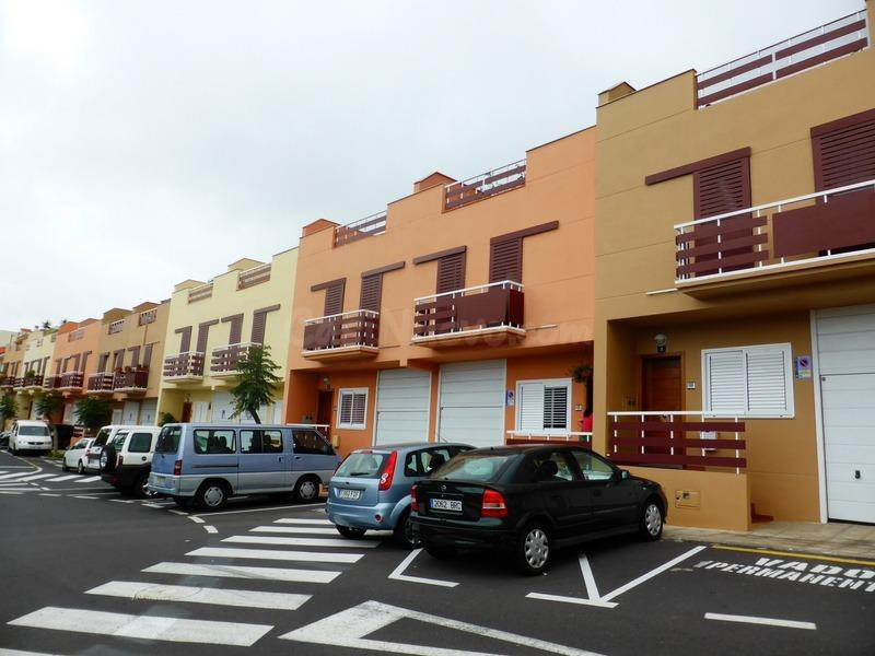 Se vende casa adosada OKUPADA en Calle Aflogidos Nº 15 Reale
