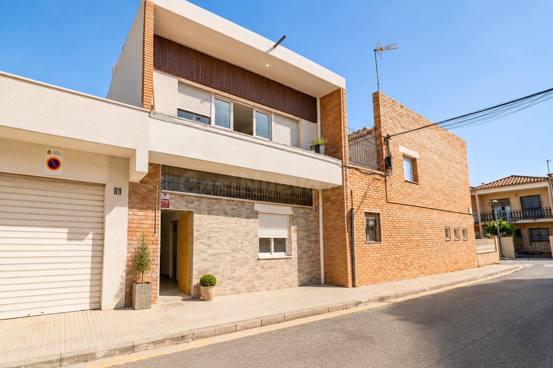 Casa reformada de 135 m2 con terraza y solárium lista para entrar a vivir