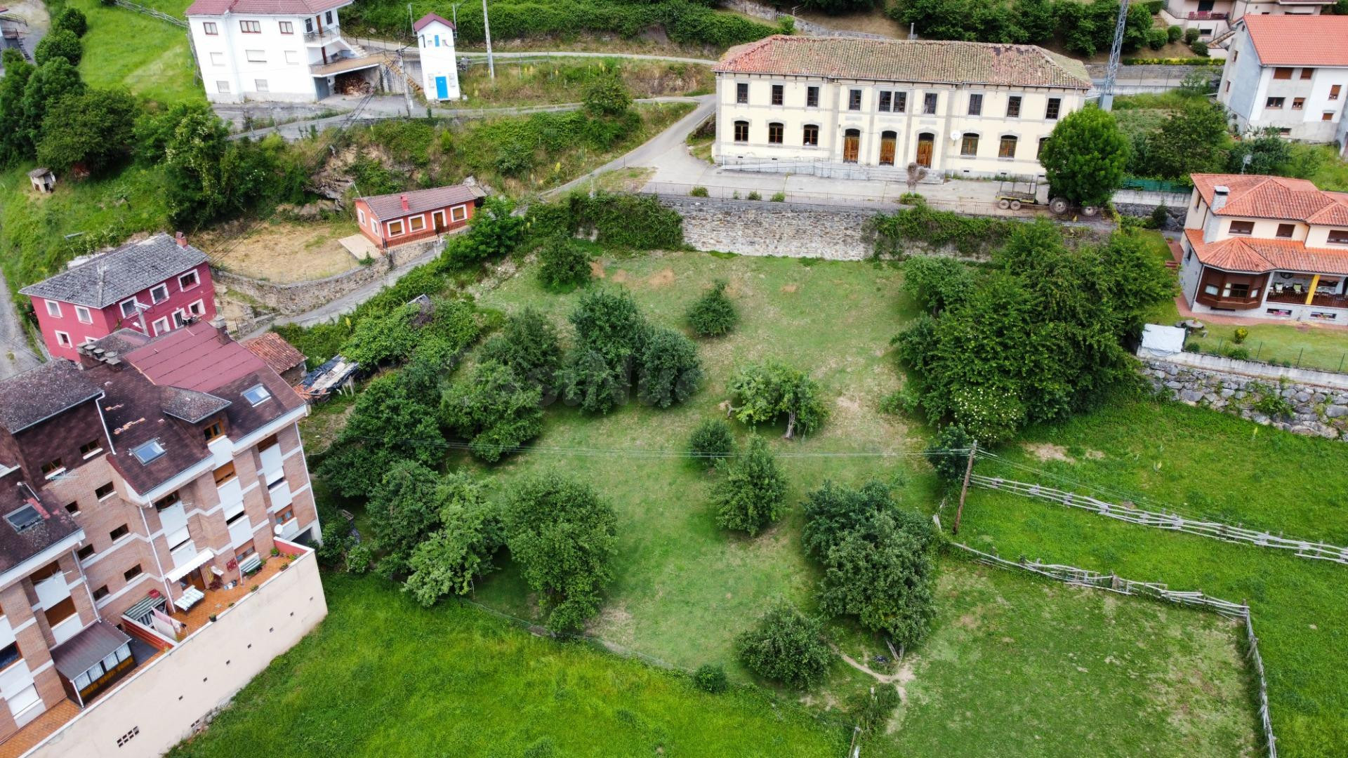 FINCA EDIFICABLE DE 2.173 m2 CON CUADRA Y PAJAR DE PIEDRA EN COLLANZO
