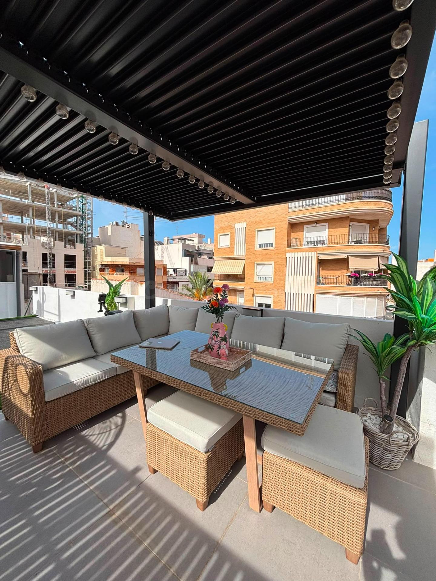 CASA DE DOS PLANTAS EN CENTRO DE TORREVIEJA REFORMADA TOTALMENTE