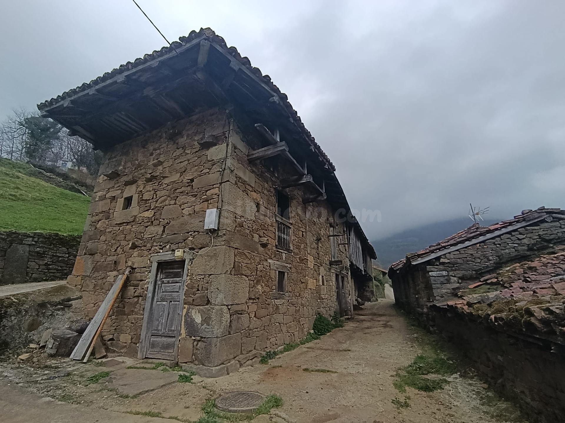 Dos edificaciones de piedra en el corazón del Parque Natural de Redes — El lugar donde hacer realidad tu refugio soñado