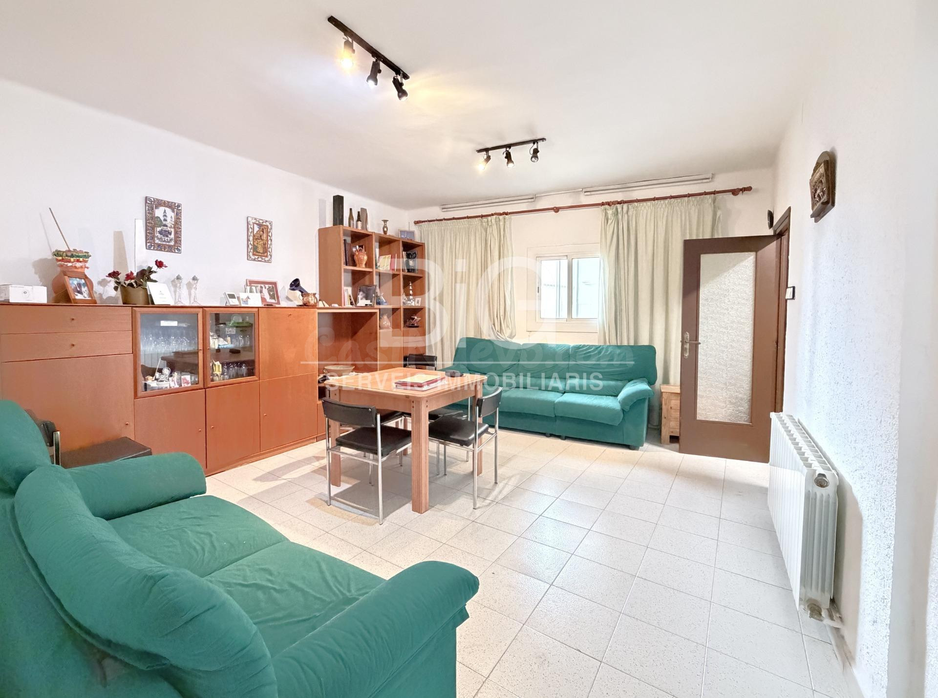 ¡El hogar que tu familia merece en Els Molins - Mataró! Amplia planta baja de 4 habitaciones y despacho.