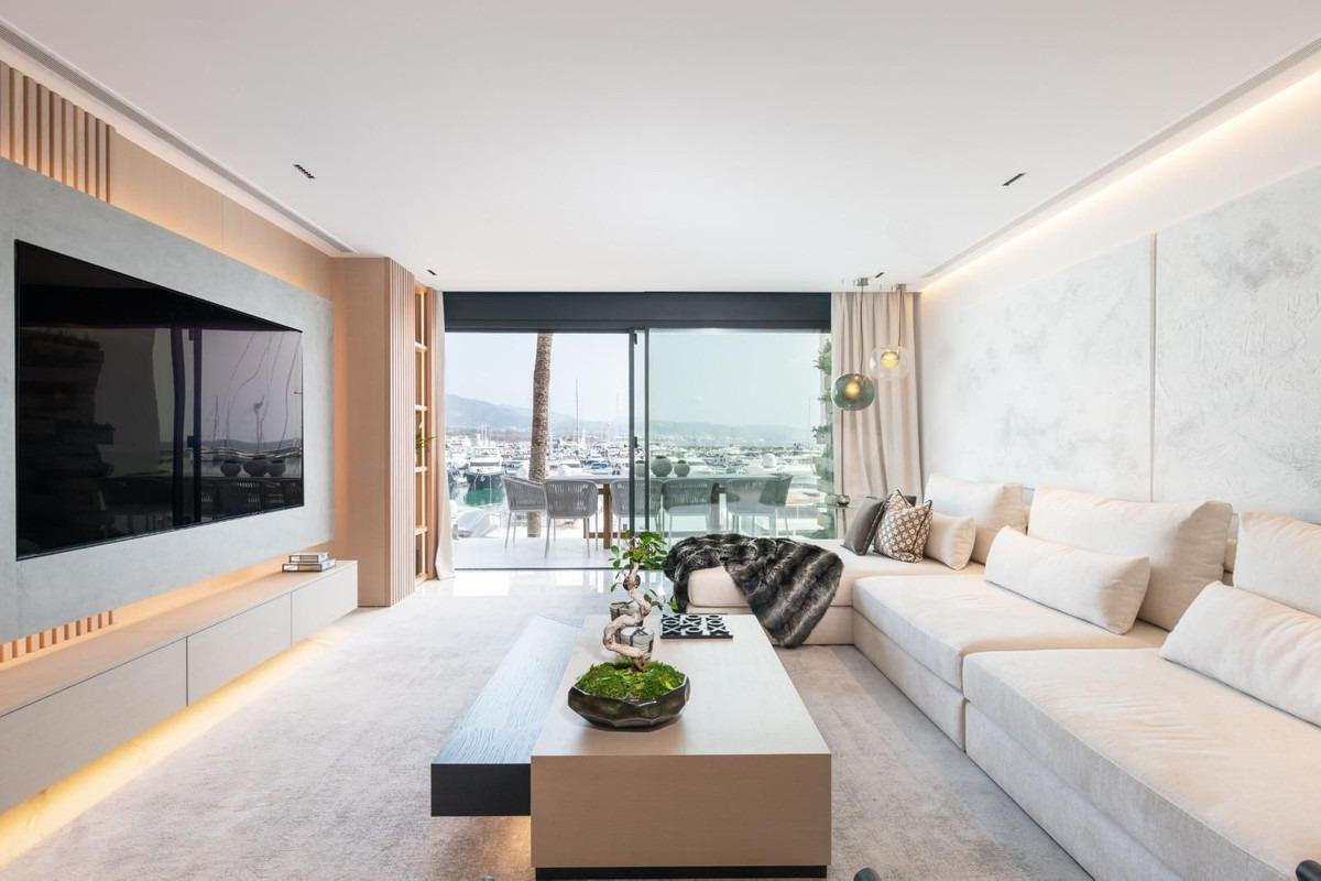 Apartamento en Primera Línea de Puerto Banús – En Venta y Alquiler