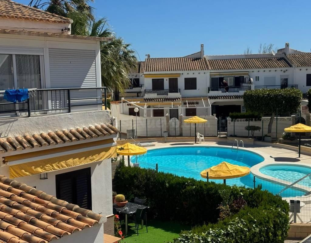 Bungalow en ático con terraza y 2 piscinas comunitarias – Aguas Nuevas, Torrevieja
