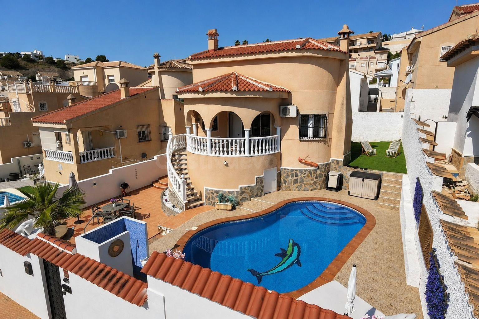 Chalet Independiente con Piscina Privada y Gran Potencial en Parcela de 310 m2