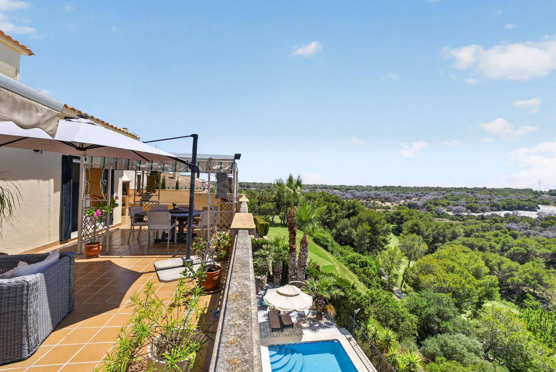 Villa de 5 Dormitorios en Primera Línea de Golf con Piscina en Las Ramblas, Orihuela Costa