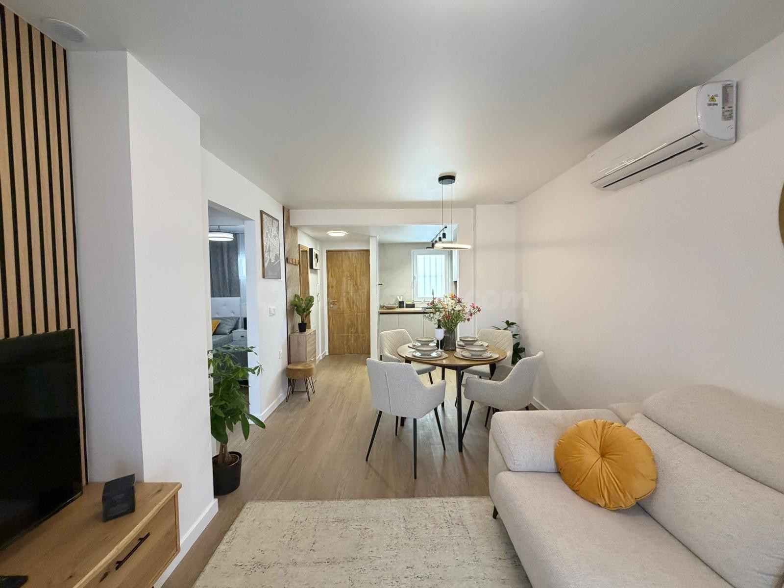 APARTAMENTO TOTALMENTE REFORMADO CON PISCINA EN NUEVA TORREVIEJA. 2 DORM. 1 BAÑO