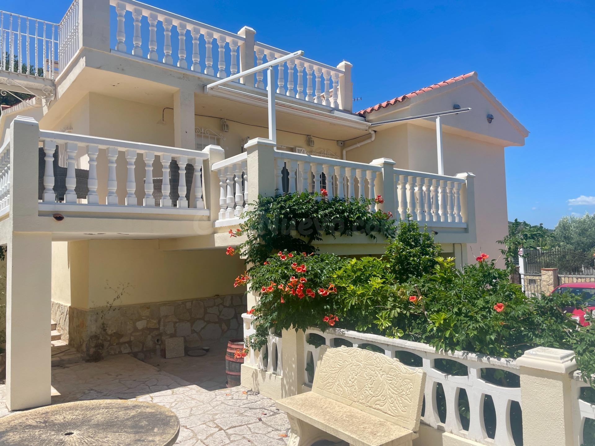Chalet con piscina, jardín y vistas panorámicas en Atalayas de Peñíscola