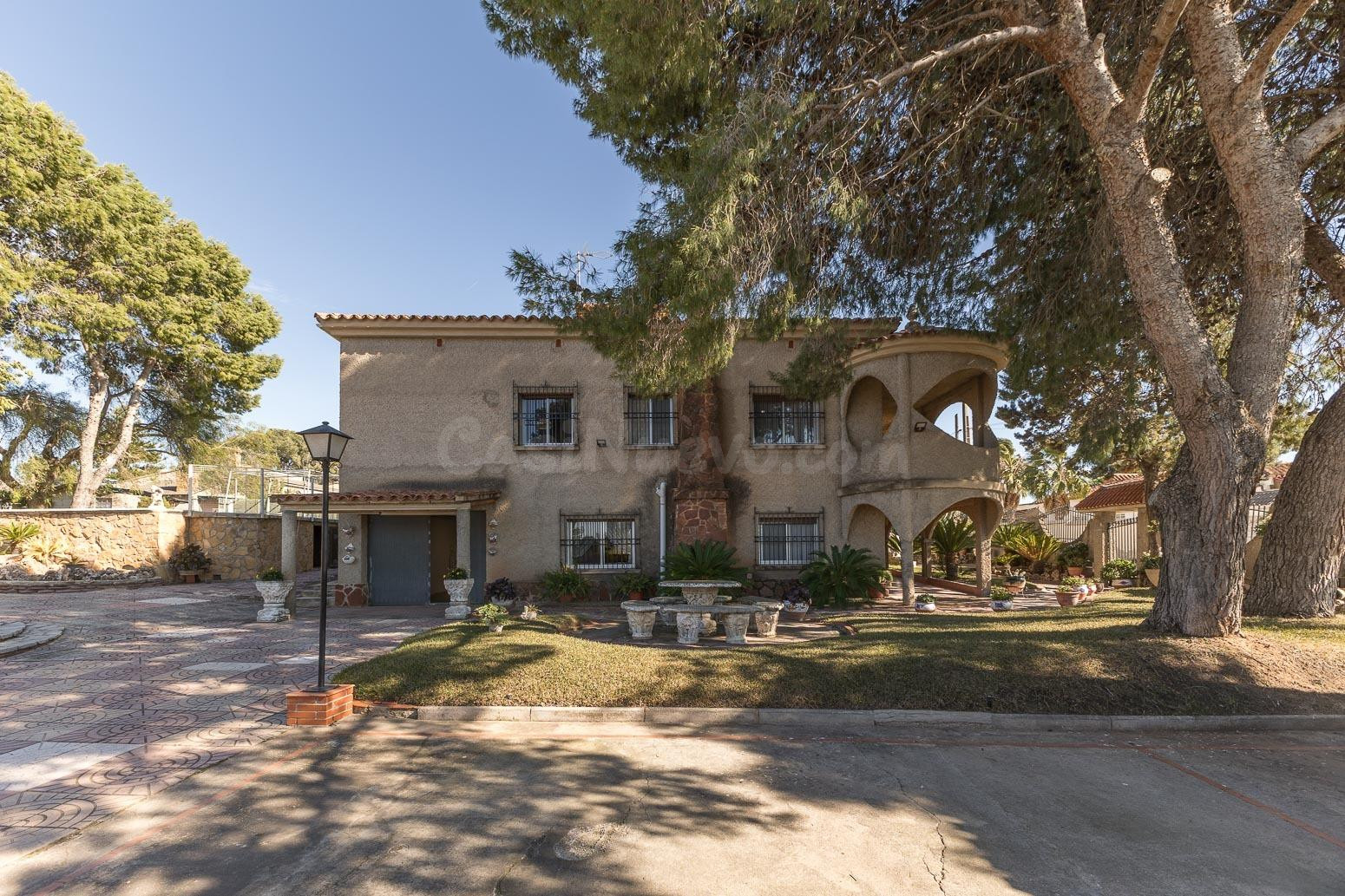 finca urbana ubicada en el Pla de la Cova, sobre una amplia parcela de 1.713 m2 con dos viviendas independientes y piscina privada