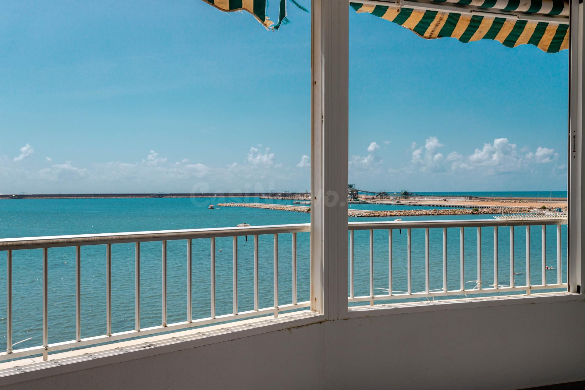 Exclusivo apartamento en primera línea con vistas panorámicas al mar y al puerto de Torrevieja
