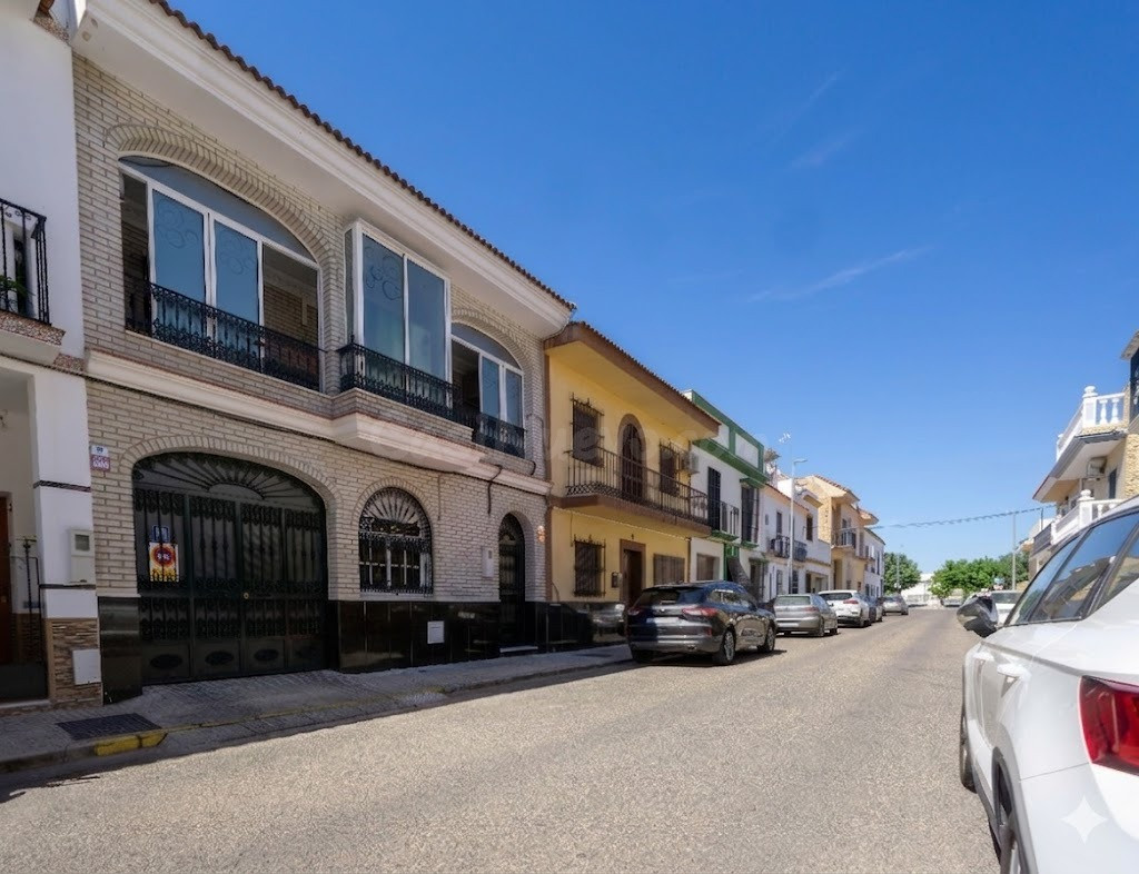 OPORTUNIDAD UNICA, Gran adosado en Alcala del Rio: Una Gran Casa o Dos Viviendas Independientes en Zona Prime, 212 m2 en zona Centro: Tranquilidad y todos los servicios a un paso.