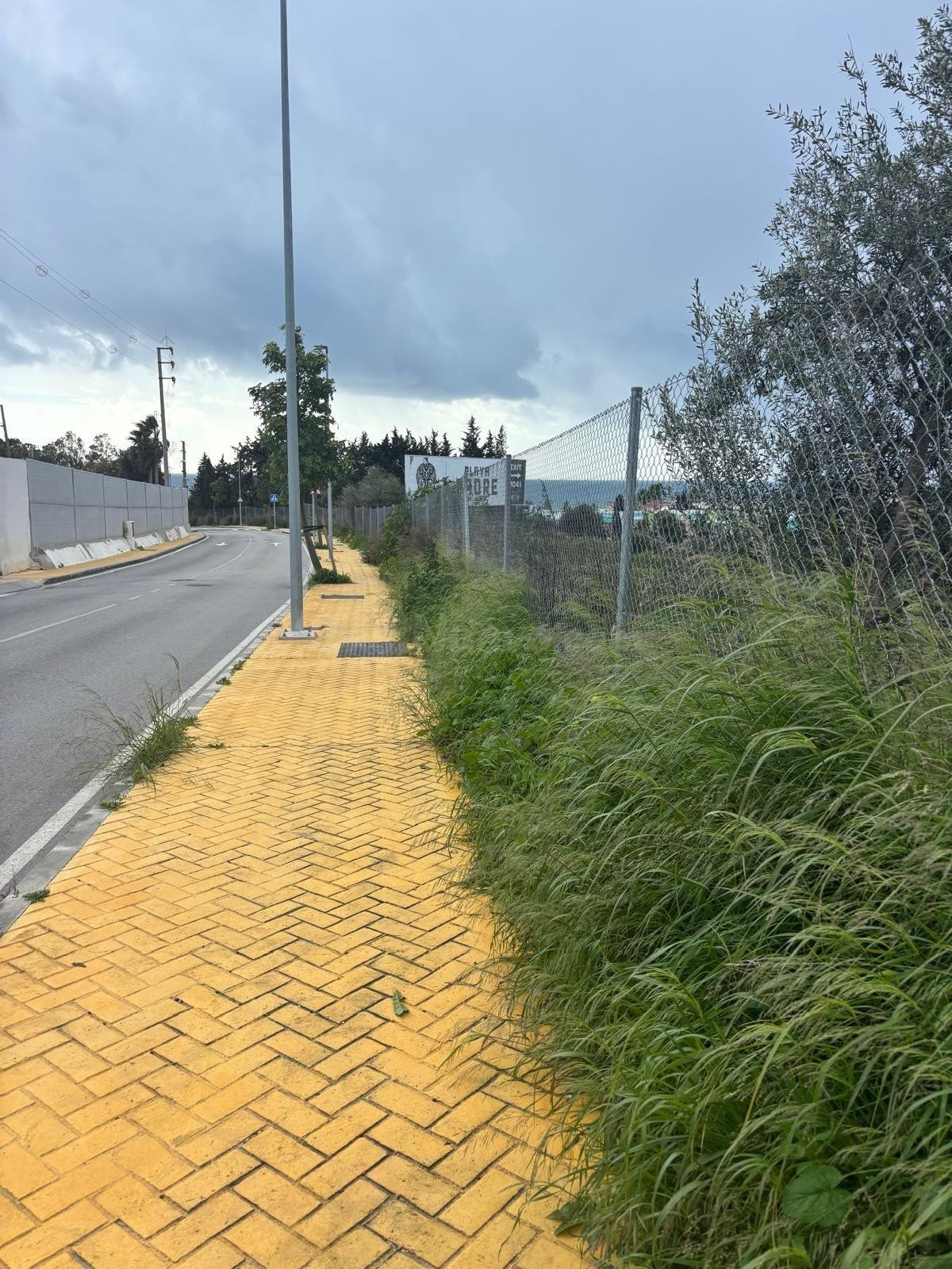 Terreno Comercial Estratégico con Acceso Vial en Marbella