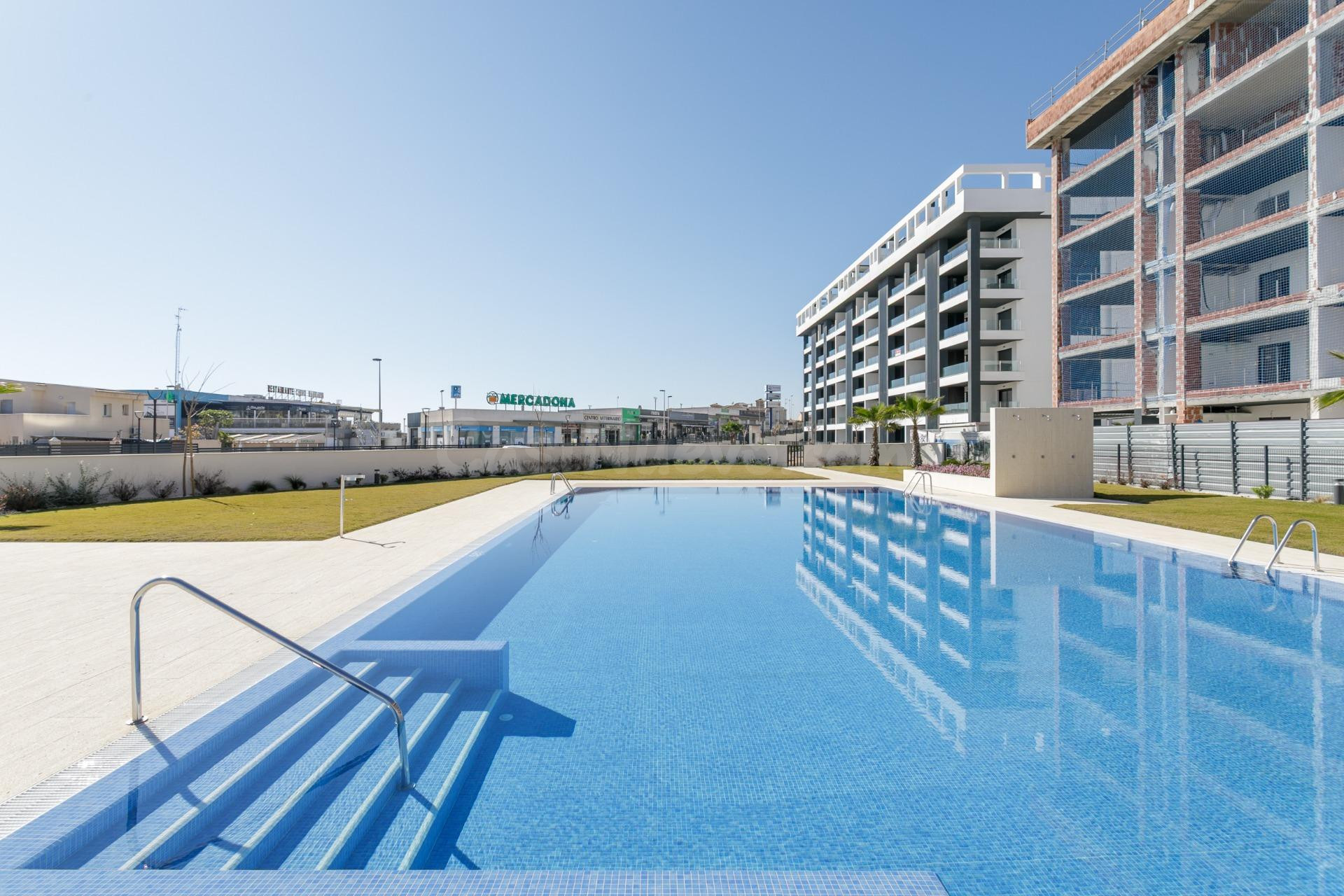 se vende un piso del promotora con 2 dormitorios y 2 baños con aparcamento subterraneo y piscina en comunidad en La Mata