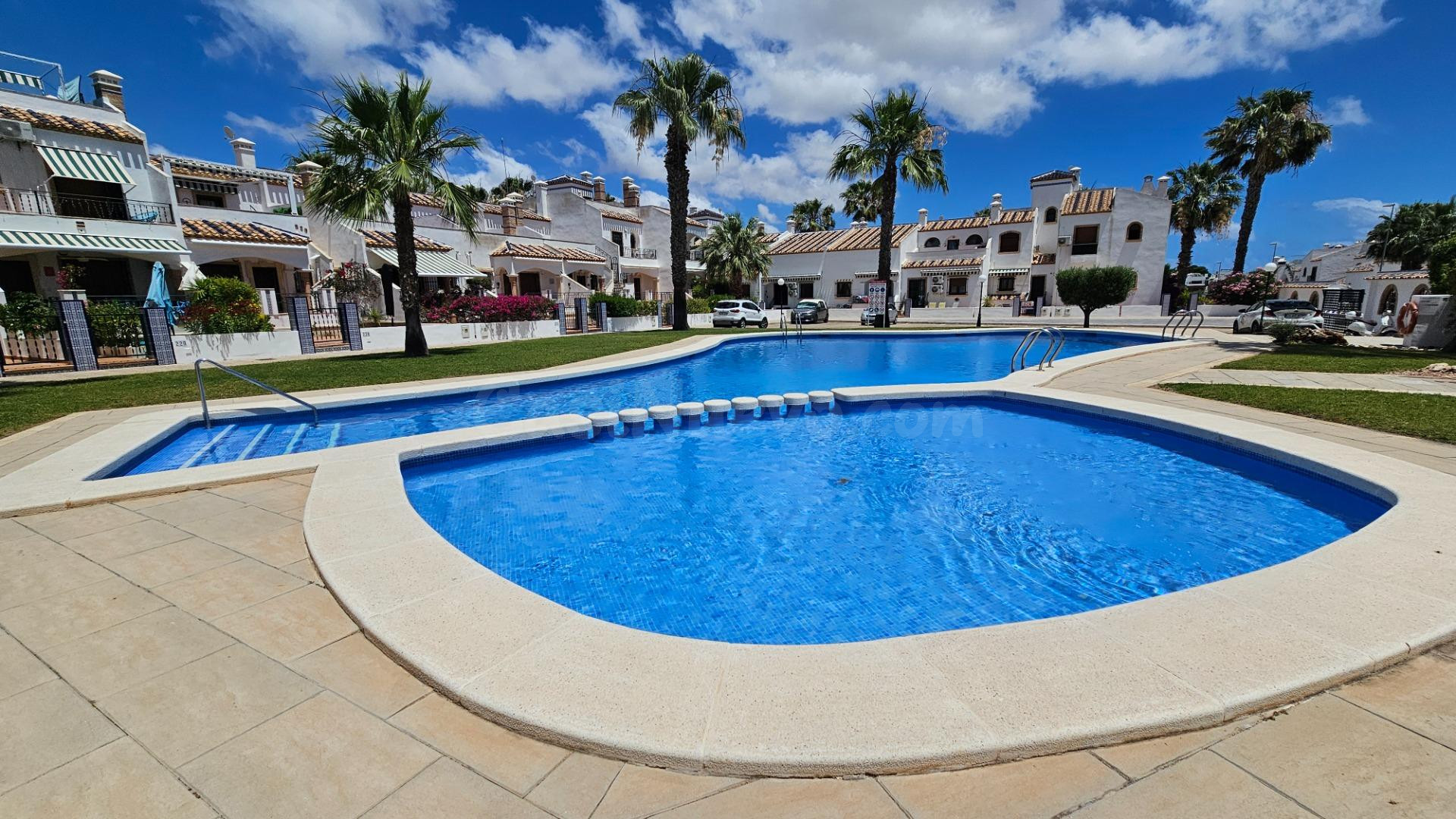 Se vende un adosado de 2 dormiotrios y 2 baños en comunidad con piscina y parque en Orihuela Costa