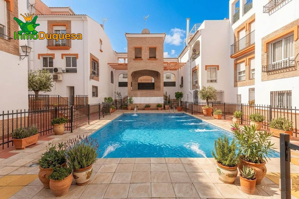Preciosa casa de 3 dorm. en Urb. con piscina comunitaria.