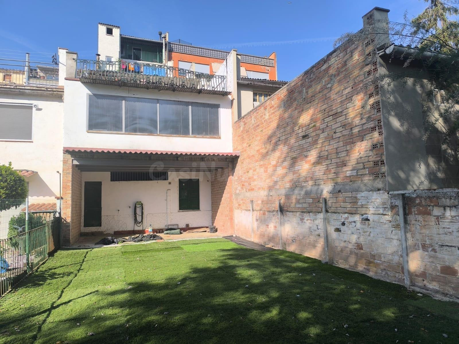 CASA CON TRES VIVIENDAS EN VENTA