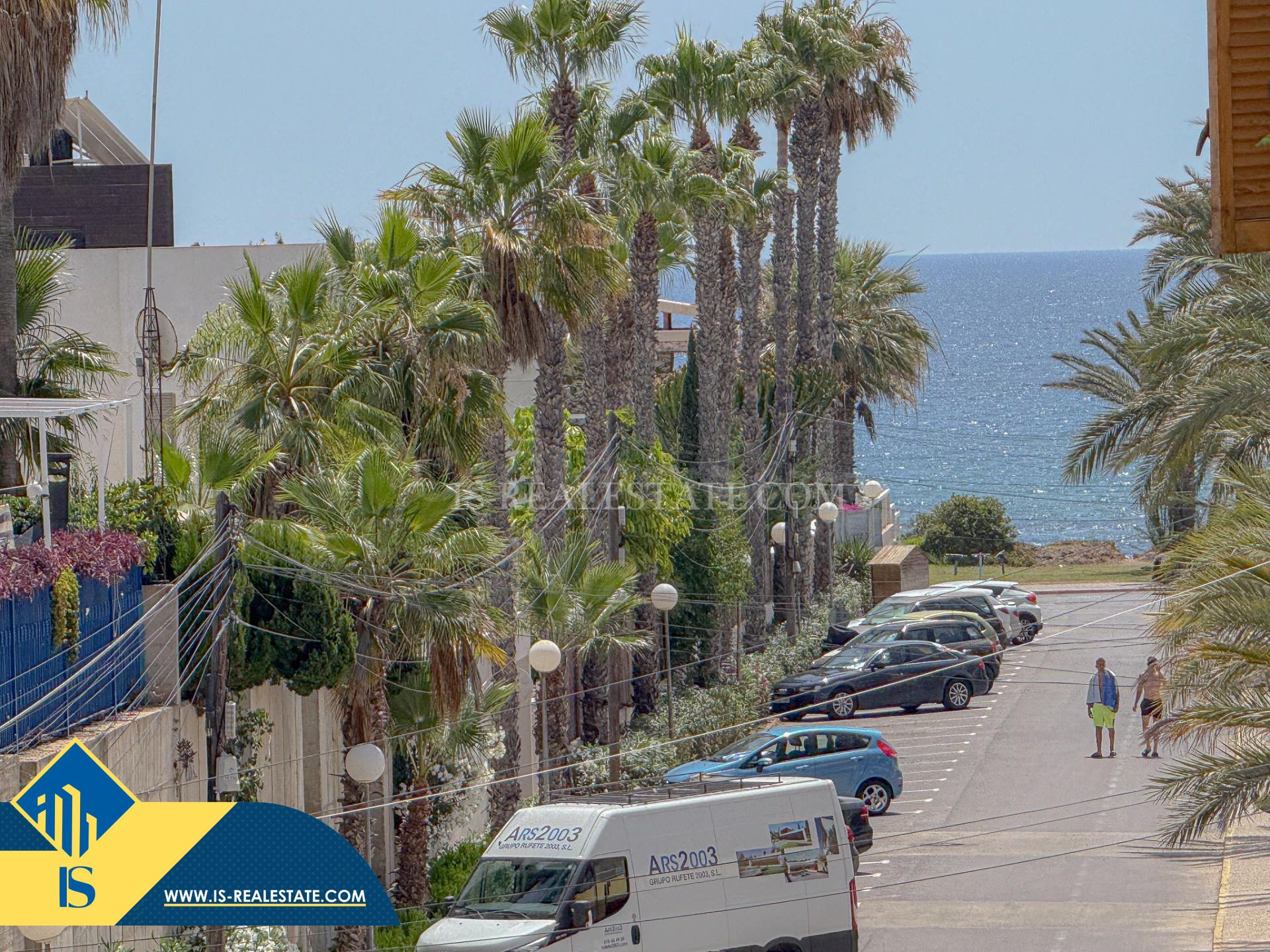 La Veleta! Acogedor apartamento exterior , con amplia terraza y vistas laterales al mar ubicación en urbanización exclusiva con piscina a 150 metros del mar