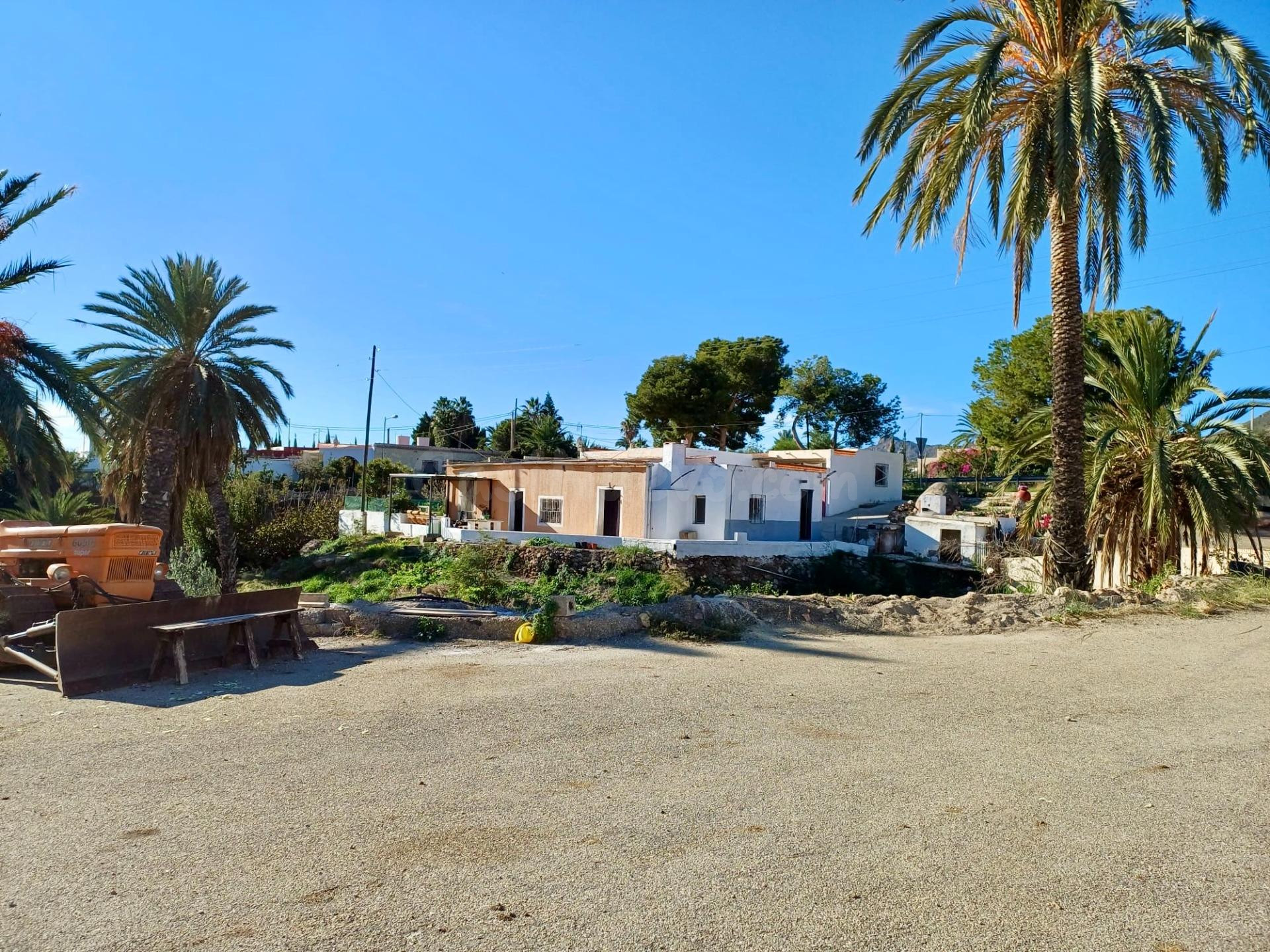 Finca rústica con dos viviendas independientes, nacimiento propio de agua y vistas al mar en San Juan de los Terreros