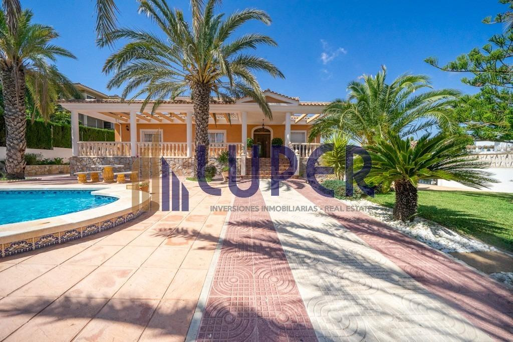 CHALET INDEPENDIENTE CON PISCINA, GRAN PORCHE Y PARCELA DE MÁS DE 1.100 M2 EN MUTXAMEL
